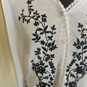 O Oscar de la Renta White Black Multi-Color Floral Cardigan Sweater Sz M Petite